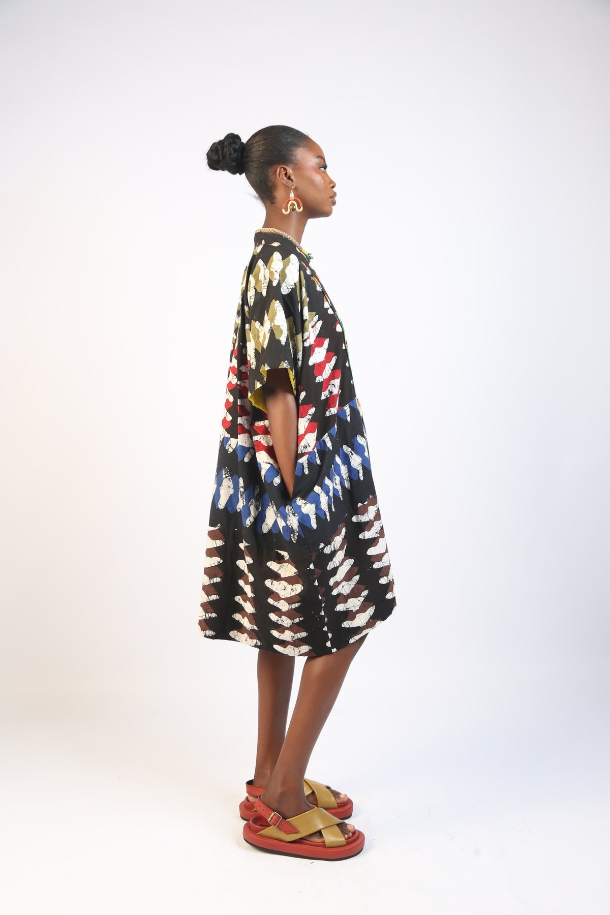 WHITE AND BLACK MULTICOLOURED DIAMOND PRINT MINI AGBADA WITH GREEN OUTILNE