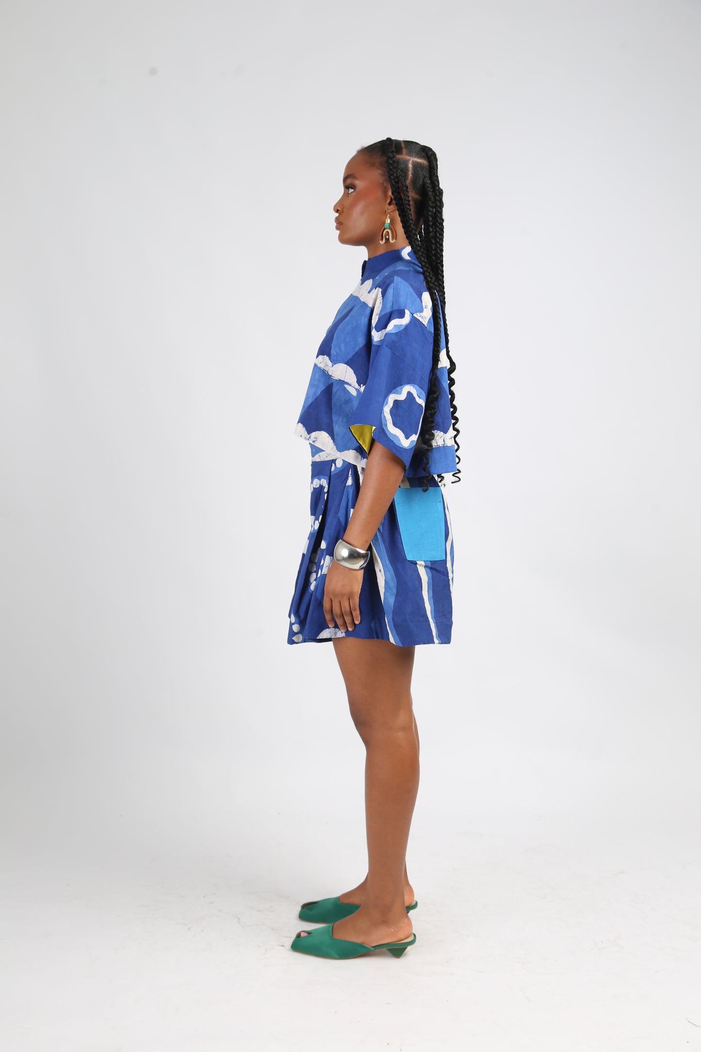 WHITE AND BLUE WAVY TRIANGLE MULTIPRINT WIDE LEG SHORTS