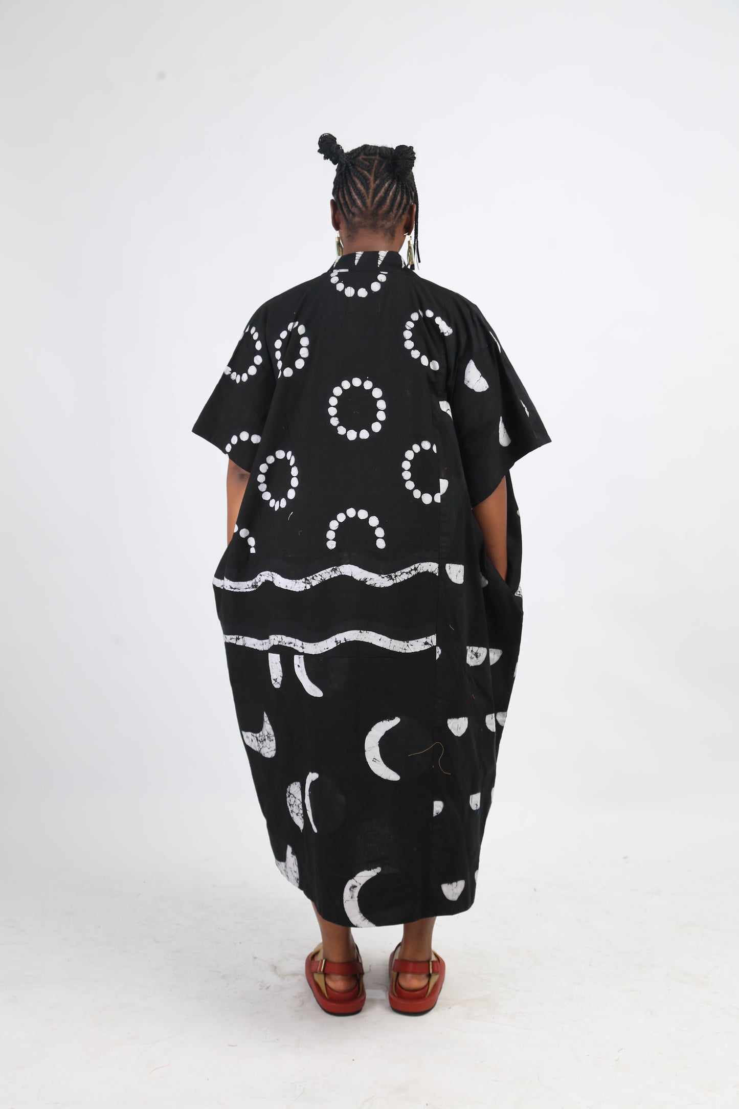 WHITE AND BLACK MULTIPRINT MIDI AGBADA WITH BLACK OUTLINE