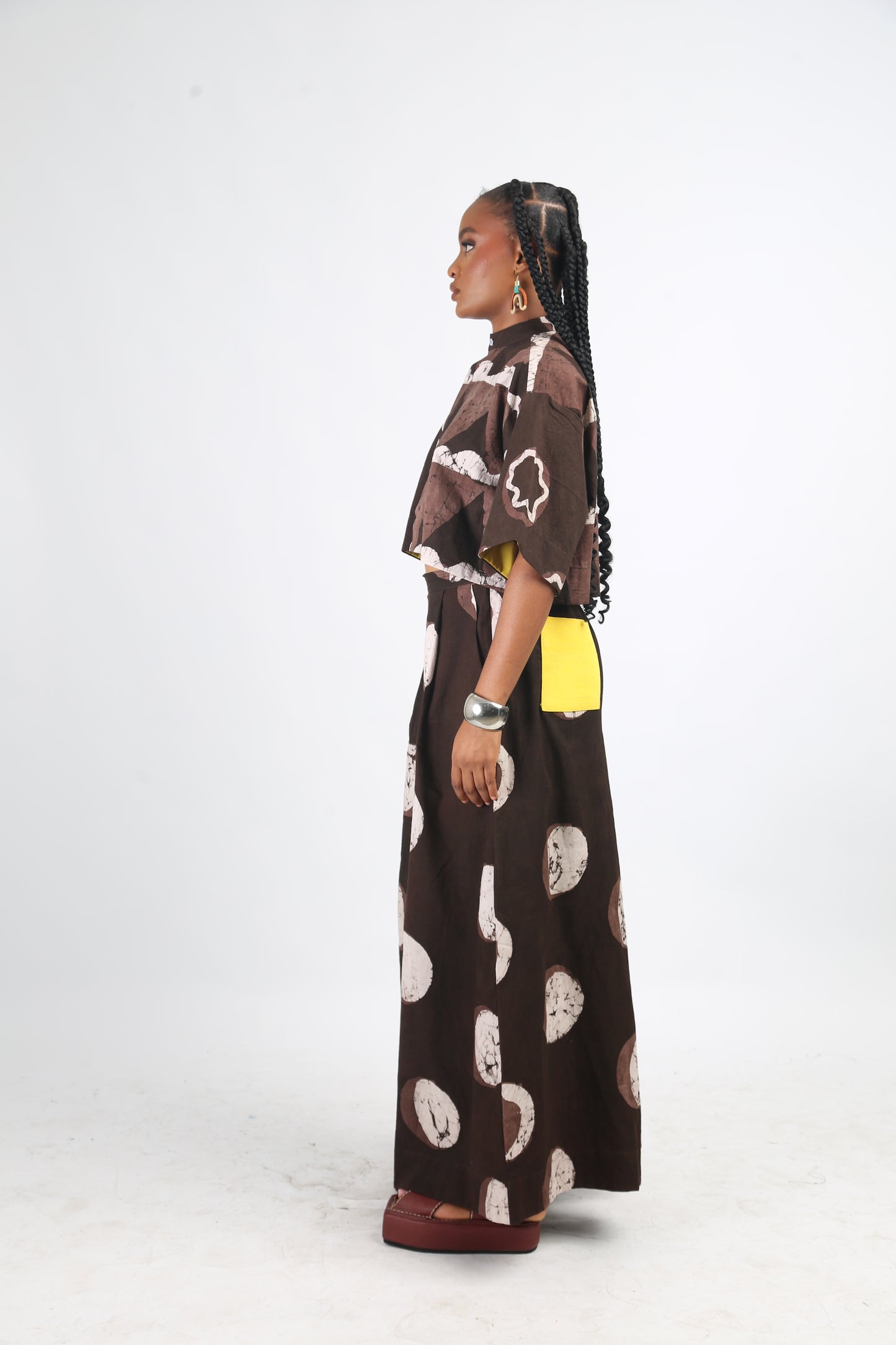 WHITE AND BROWN MULTIPRINT CROP SHIRT