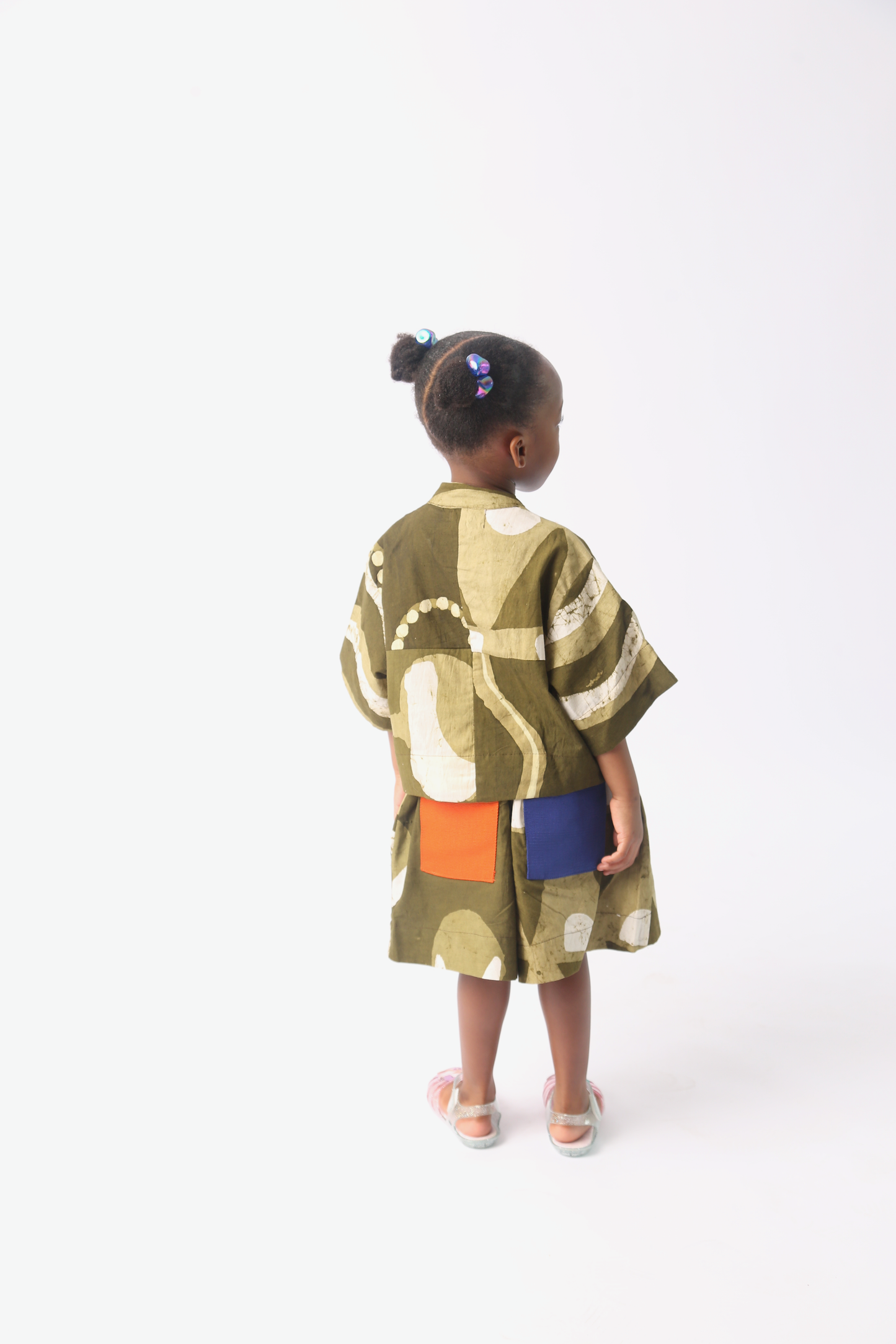 KIDS WHITE AND KHAKI MULTIPRINT SHORTS