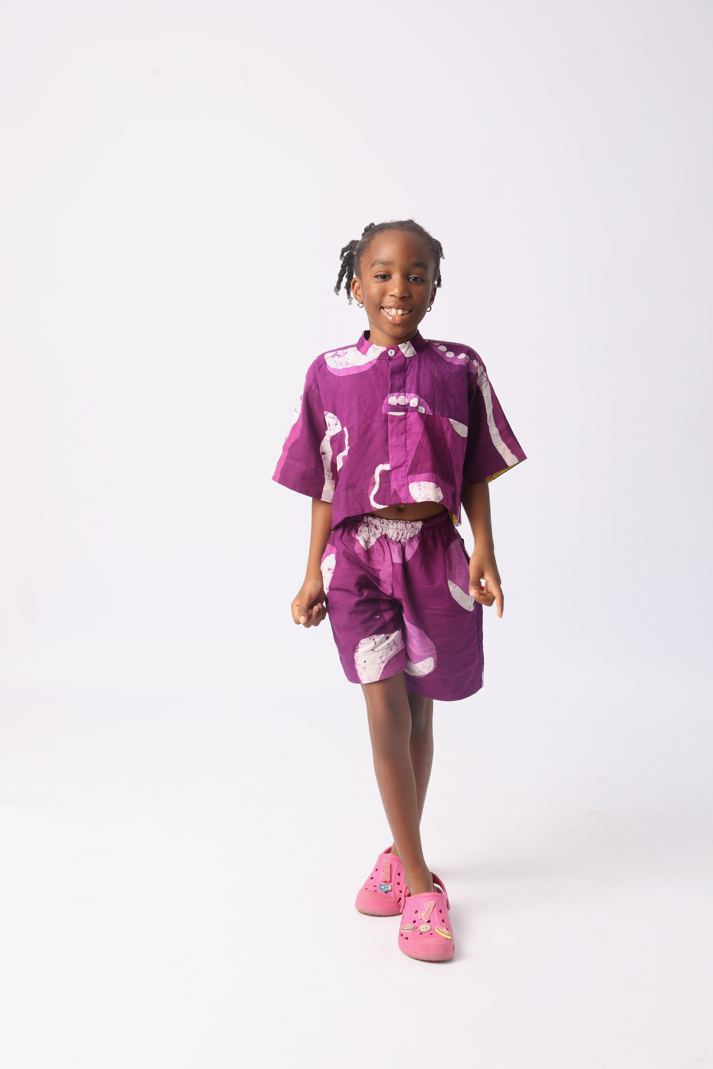 KIDS WHITE AND MAGENTA MULTIPRINT SHORTS