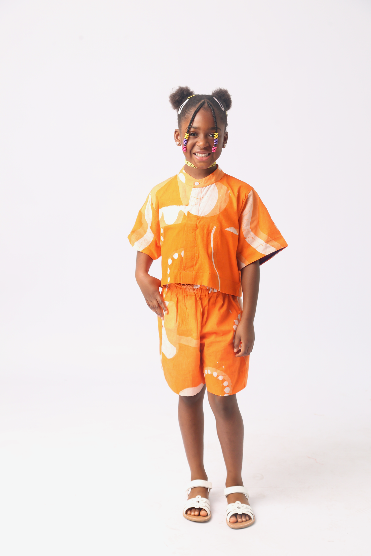 KIDS WHITE AND TANGERINE MULTIPRINT SHORTS