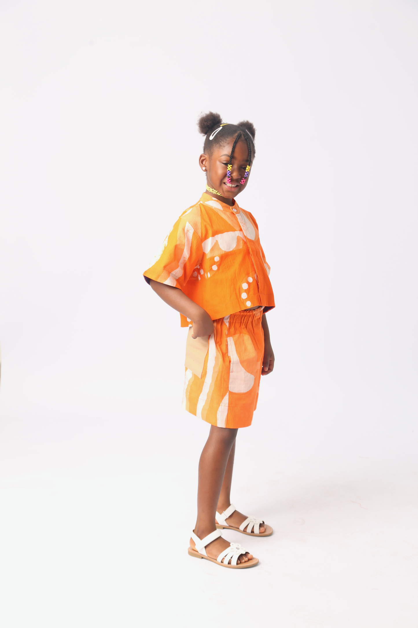 KIDS WHITE AND TANGERINE MULTIPRINT SHORTS