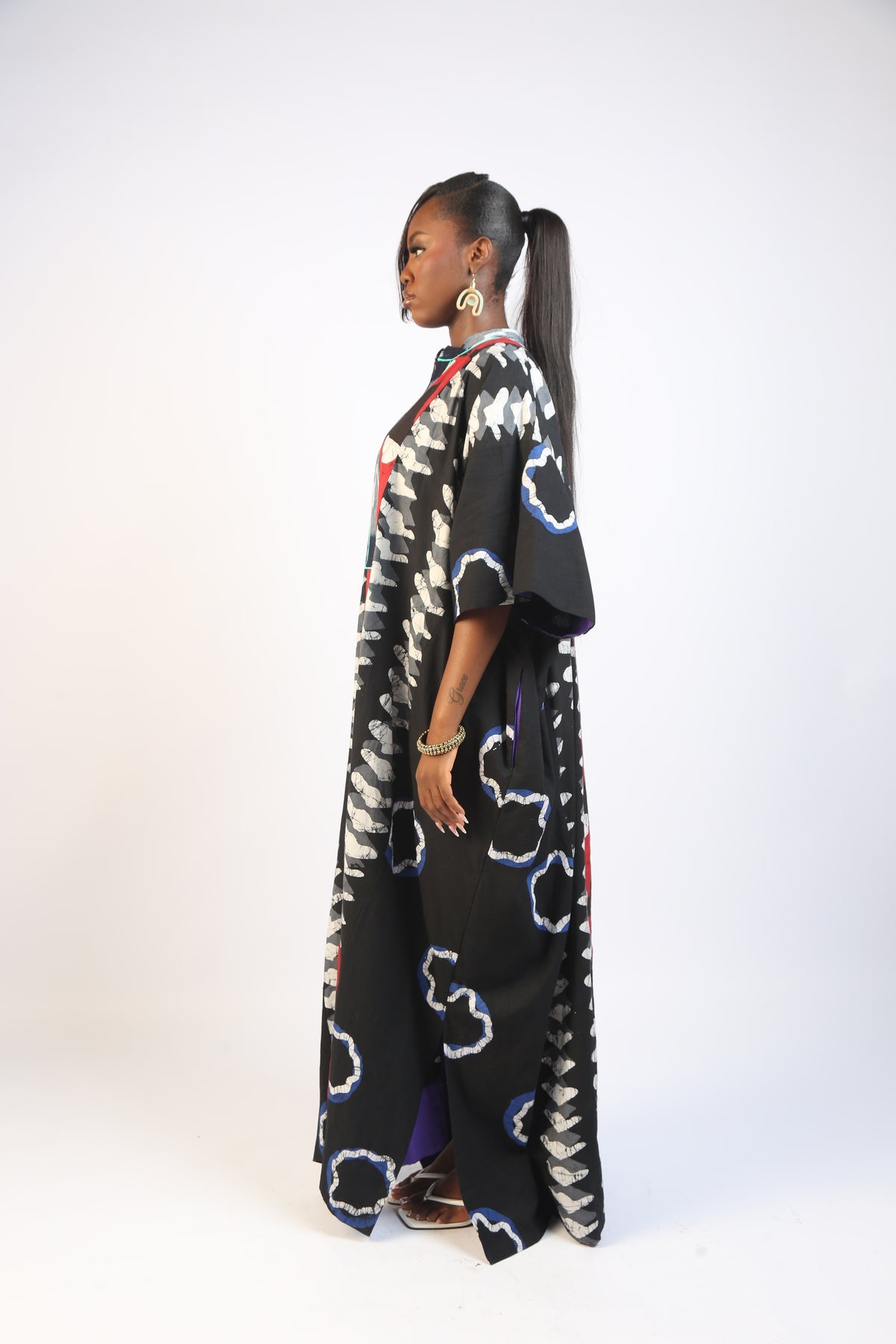 RED, BLUE AND KHAKI MULTICOLOURED JALABIYA WITH BAULEKITA AND SEAGREEN OUTLINE