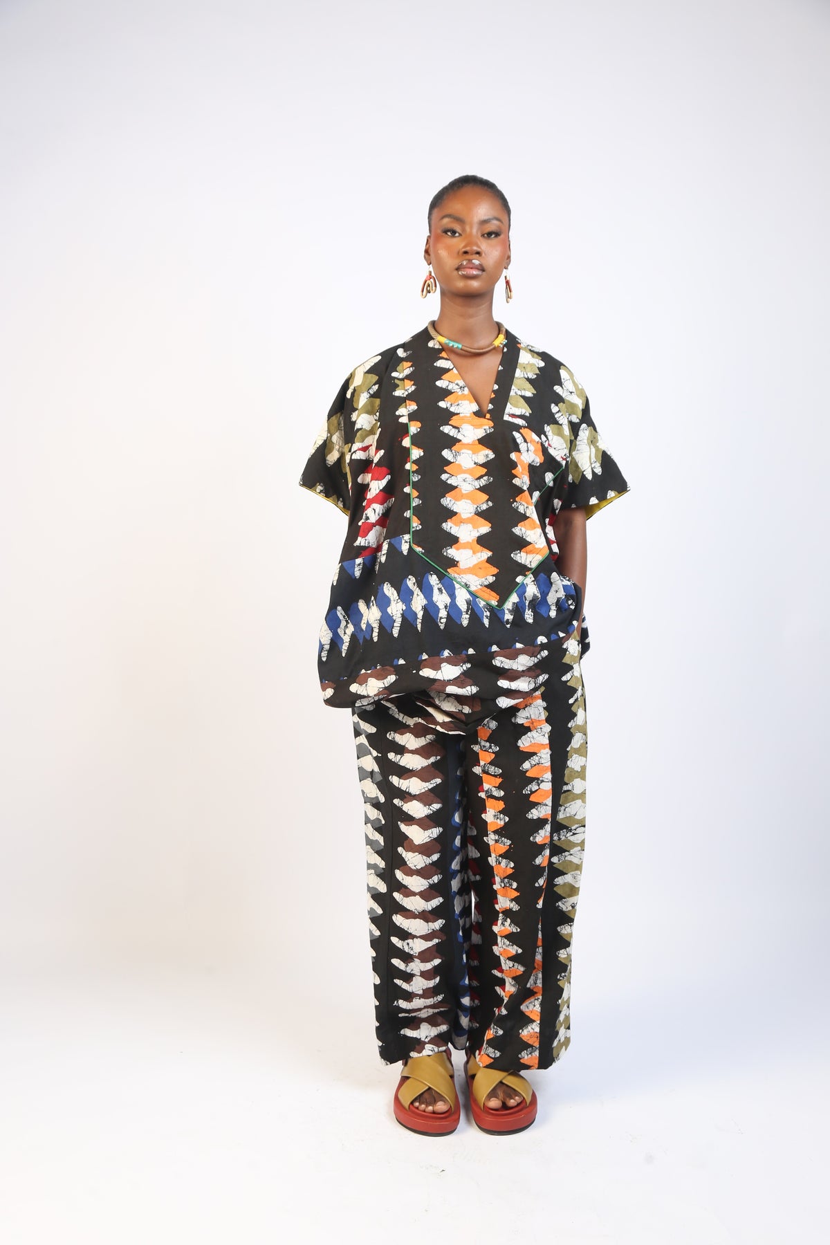 MULTICOLOURED WHITE AND BLACK DIAMOND PRINT PANTS