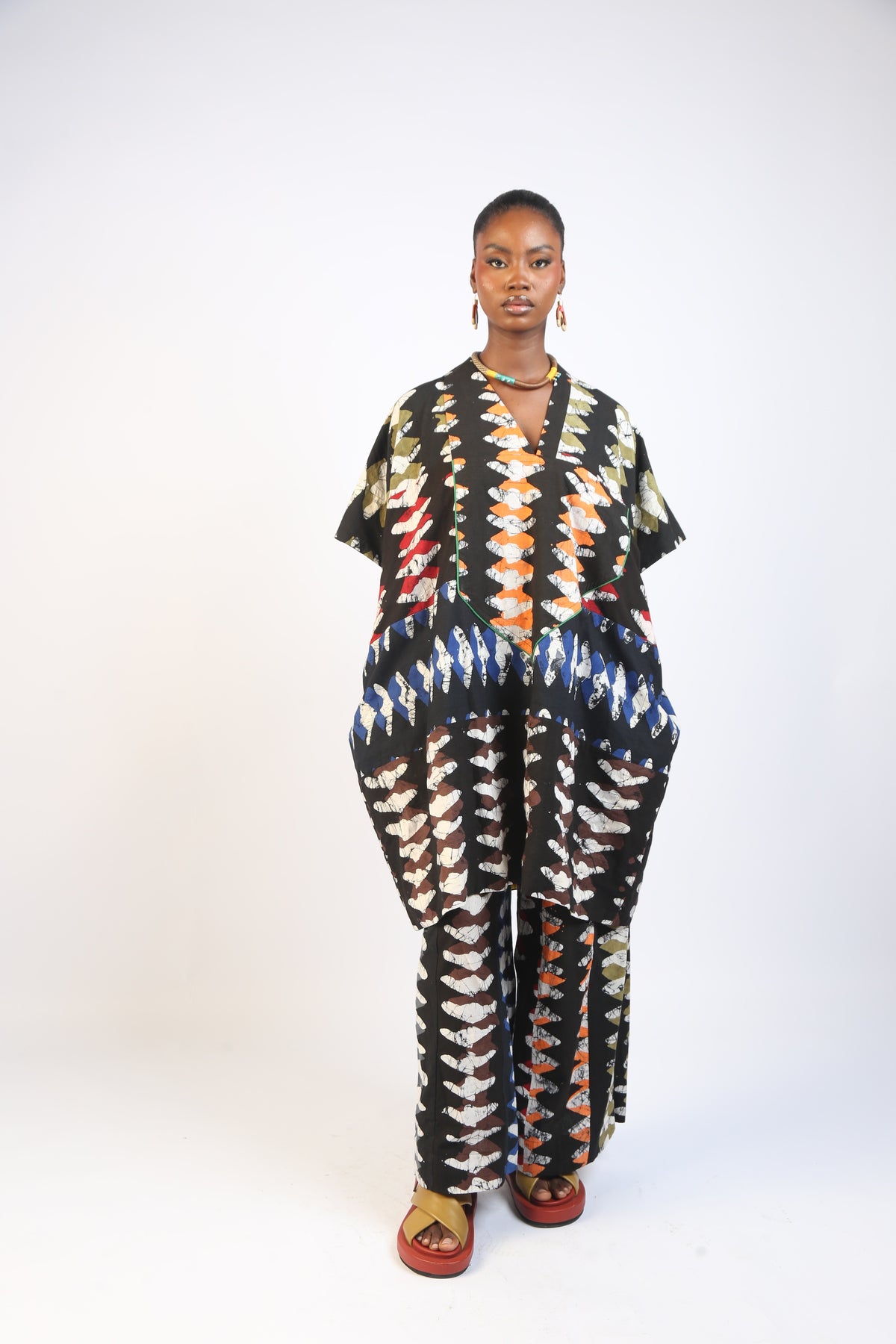 WHITE AND BLACK MULTICOLOURED DIAMOND PRINT MINI AGBADA WITH GREEN OUTILNE