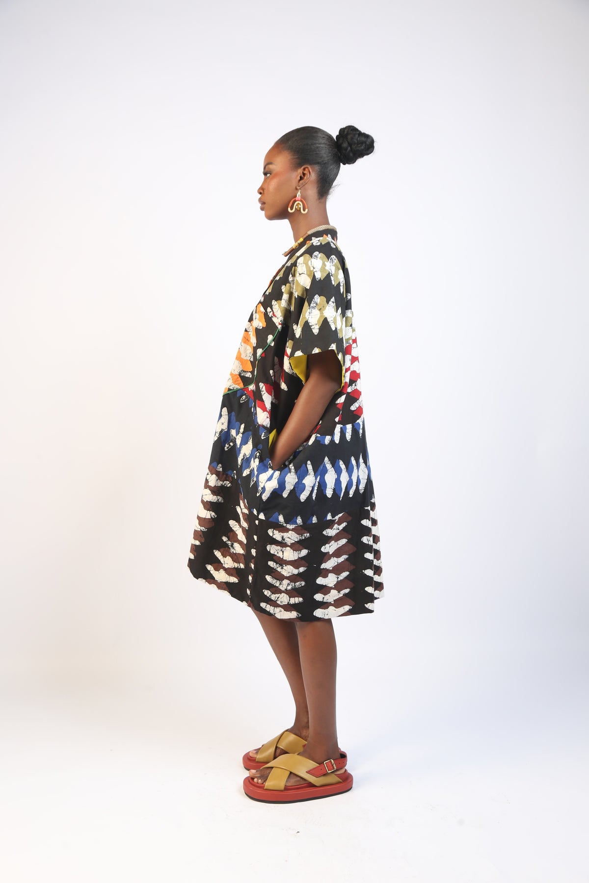 WHITE AND BLACK MULTICOLOURED DIAMOND PRINT MINI AGBADA WITH GREEN OUTILNE