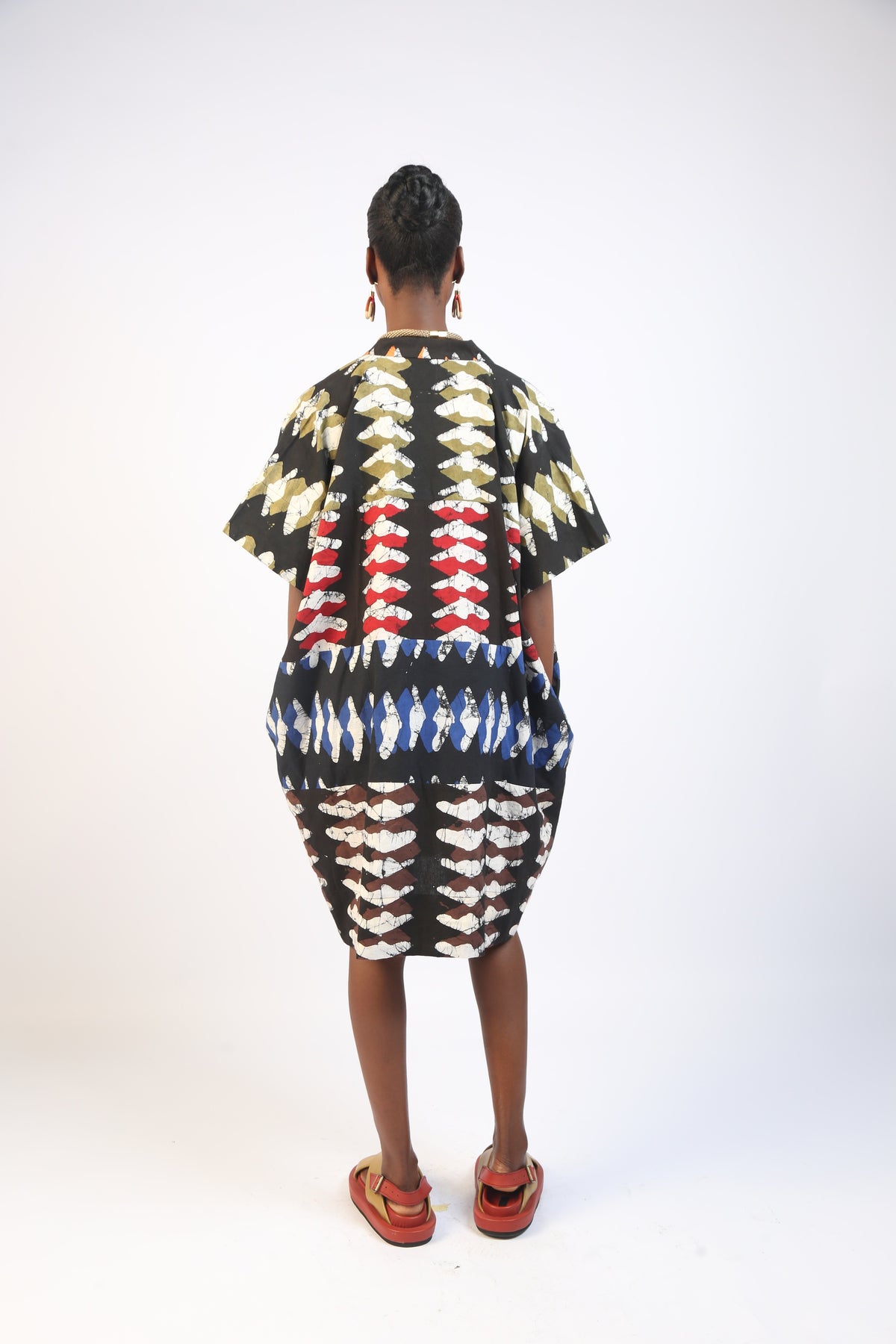 WHITE AND BLACK MULTICOLOURED DIAMOND PRINT MINI AGBADA WITH GREEN OUTILNE