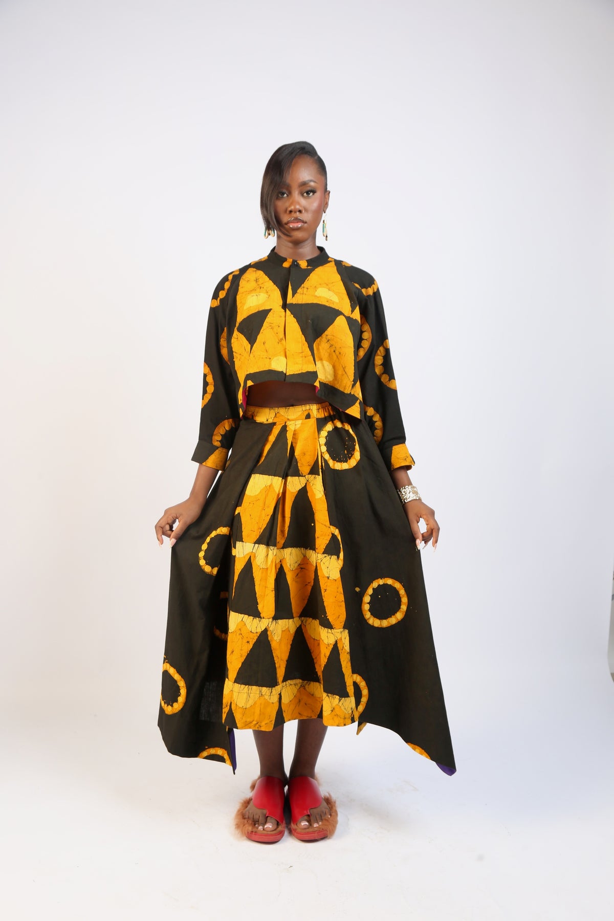 GOLDEN YELLOW AND BLACK MULTIPRINT RAGLAN CROP SHIRT