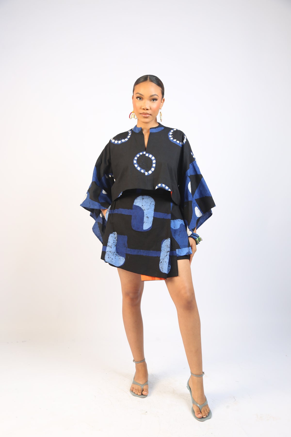 BLUE AND BLACK MULTIPRINT CROP SHIRT WITH KIMONO SLEEVES