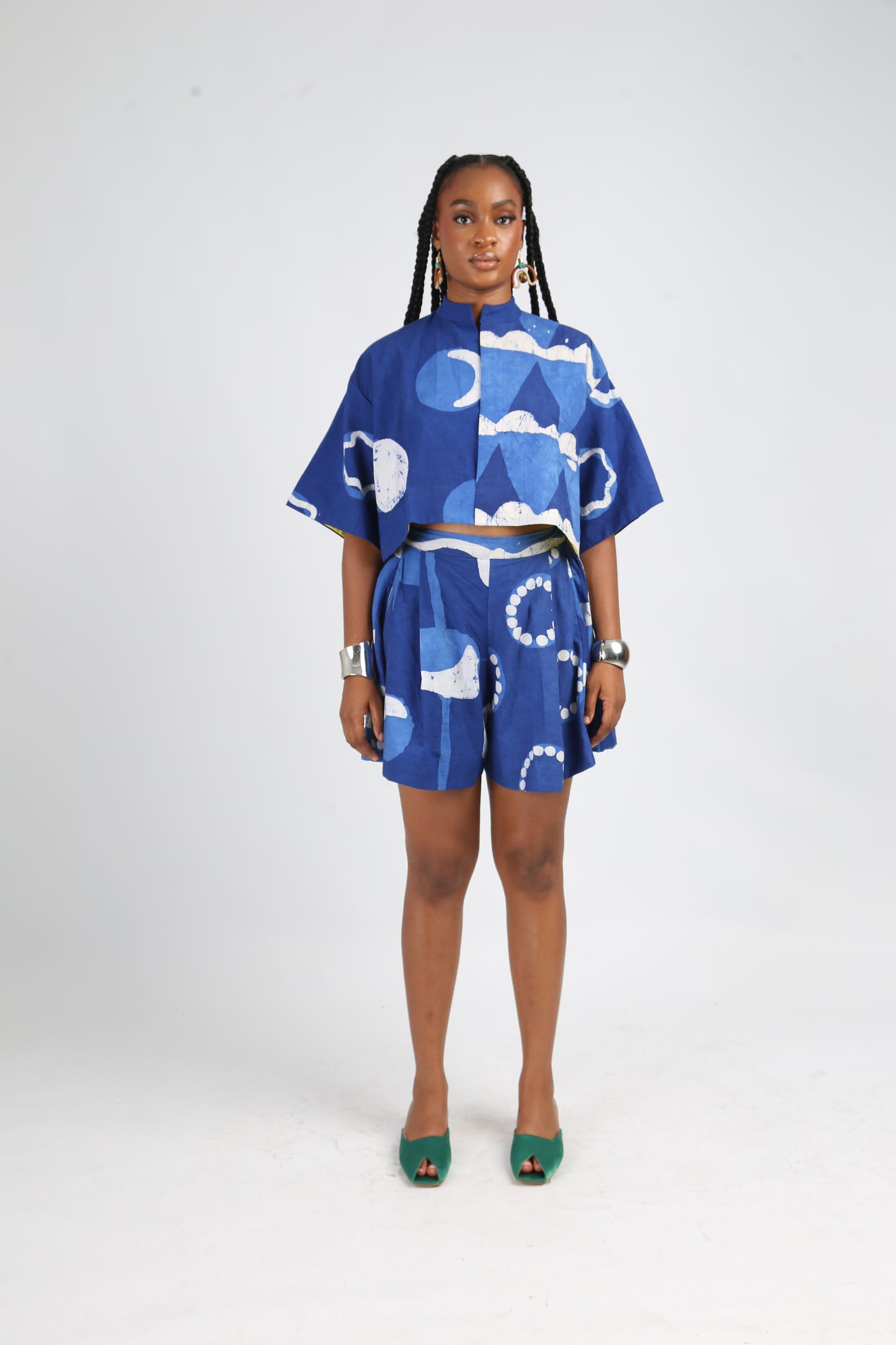 WHITE AND BLUE WAVY TRIANGLE MULTIPRINT WIDE LEG SHORTS