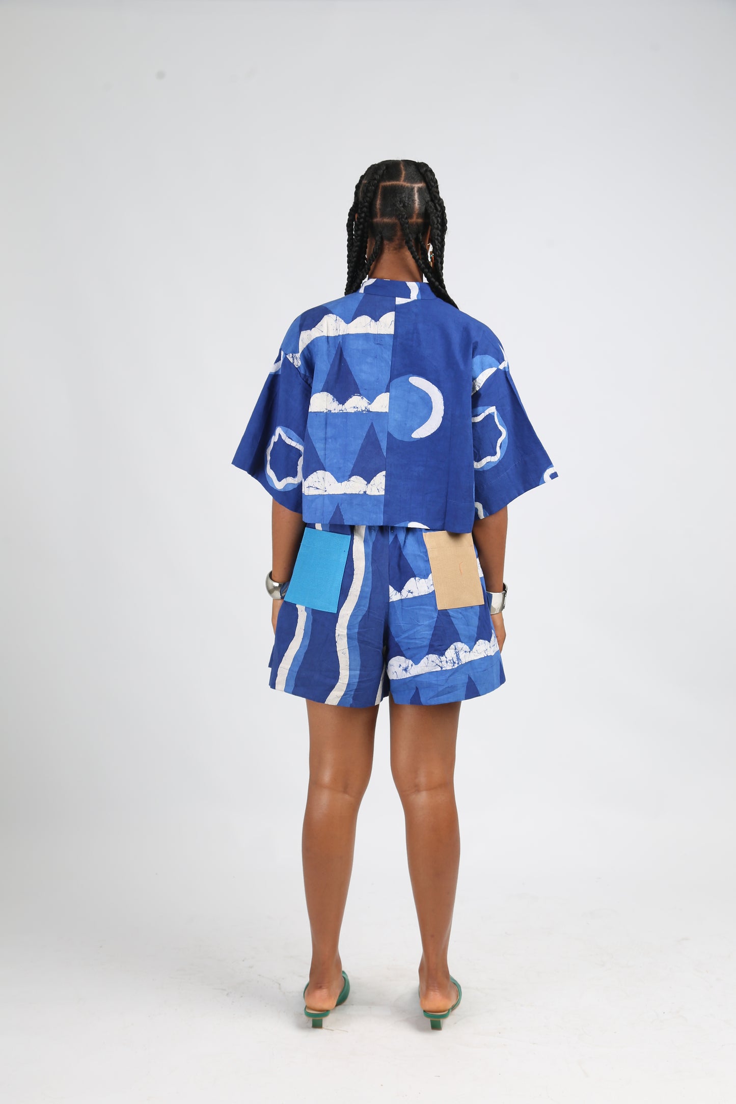 WHITE AND BLUE WAVY TRIANGLE MULTIPRINT WIDE LEG SHORTS
