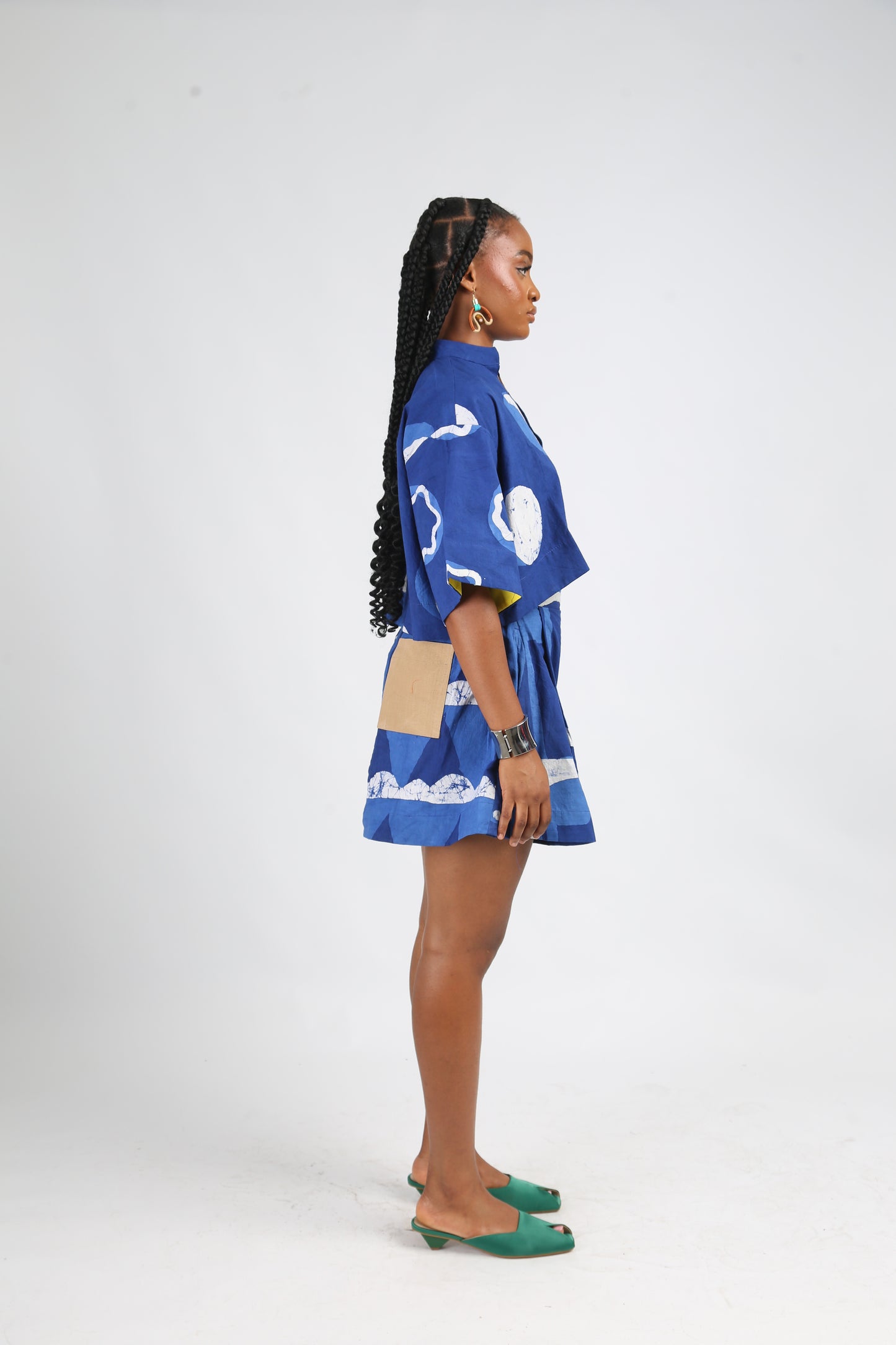WHITE AND BLUE WAVY TRIANGLE MULTIPRINT WIDE LEG SHORTS