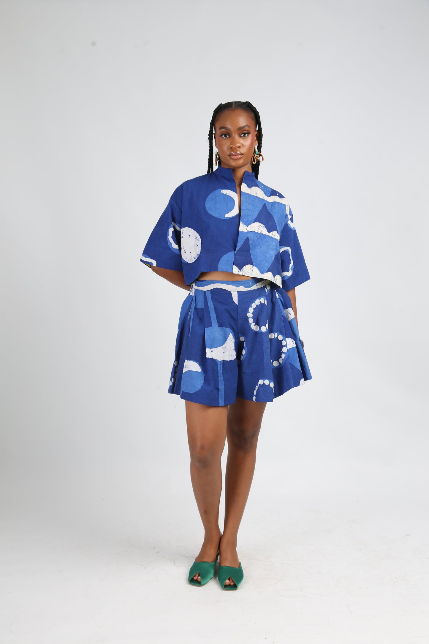 WHITE AND BLUE WAVY TRIANGLE MULTIPRINT WIDE LEG SHORTS