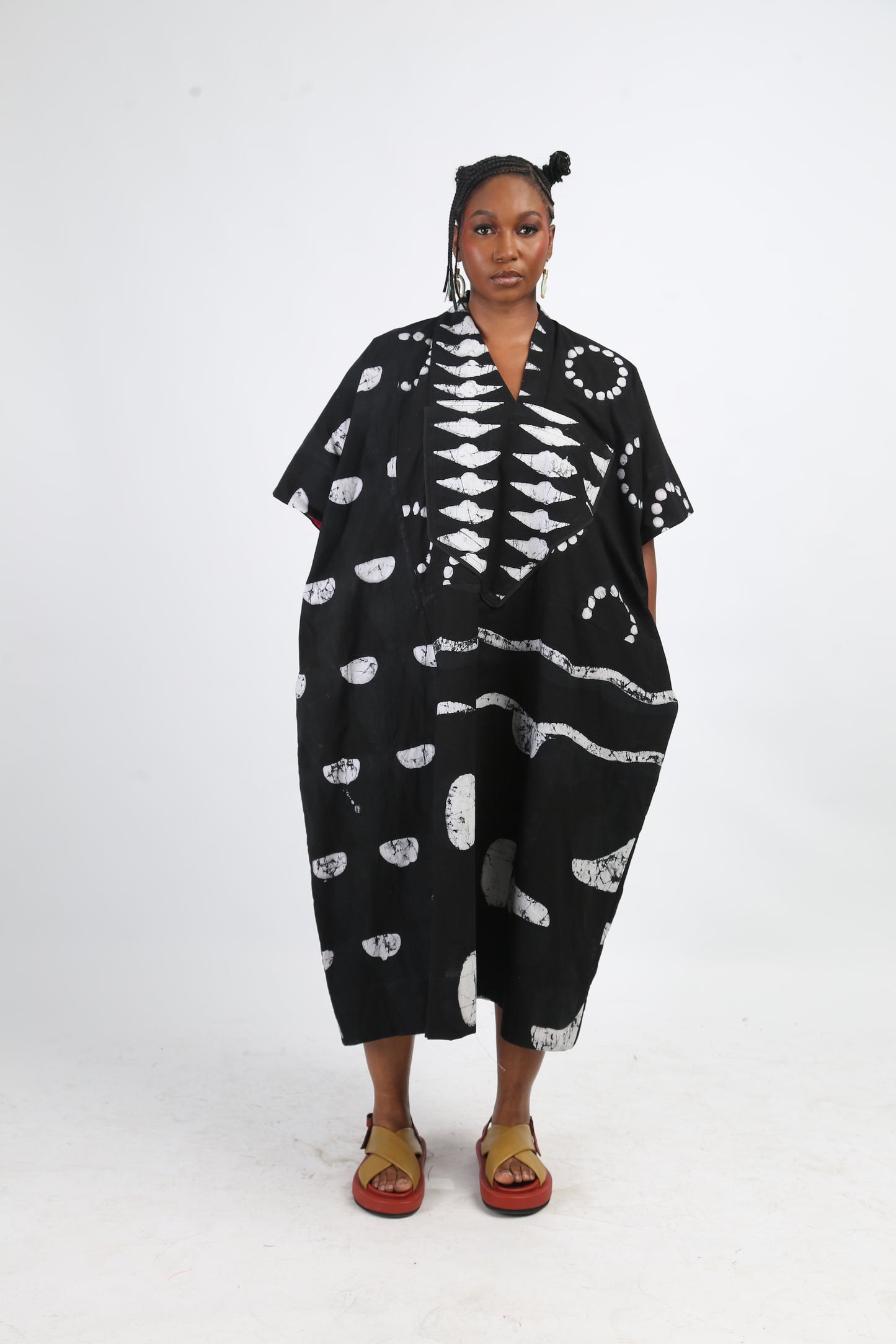 WHITE AND BLACK MULTIPRINT MIDI AGBADA WITH BLACK OUTLINE