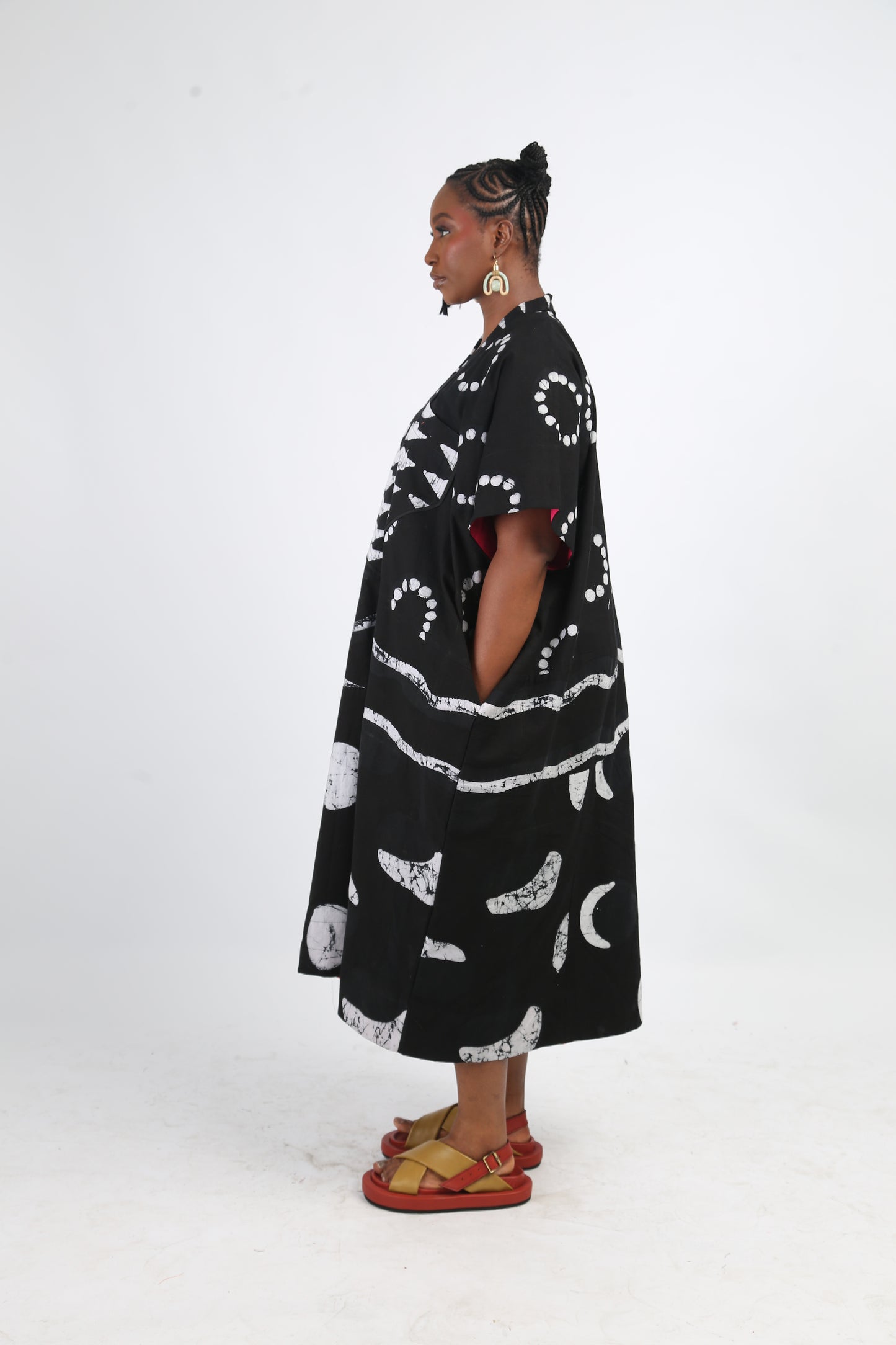 WHITE AND BLACK MULTIPRINT MIDI AGBADA WITH BLACK OUTLINE