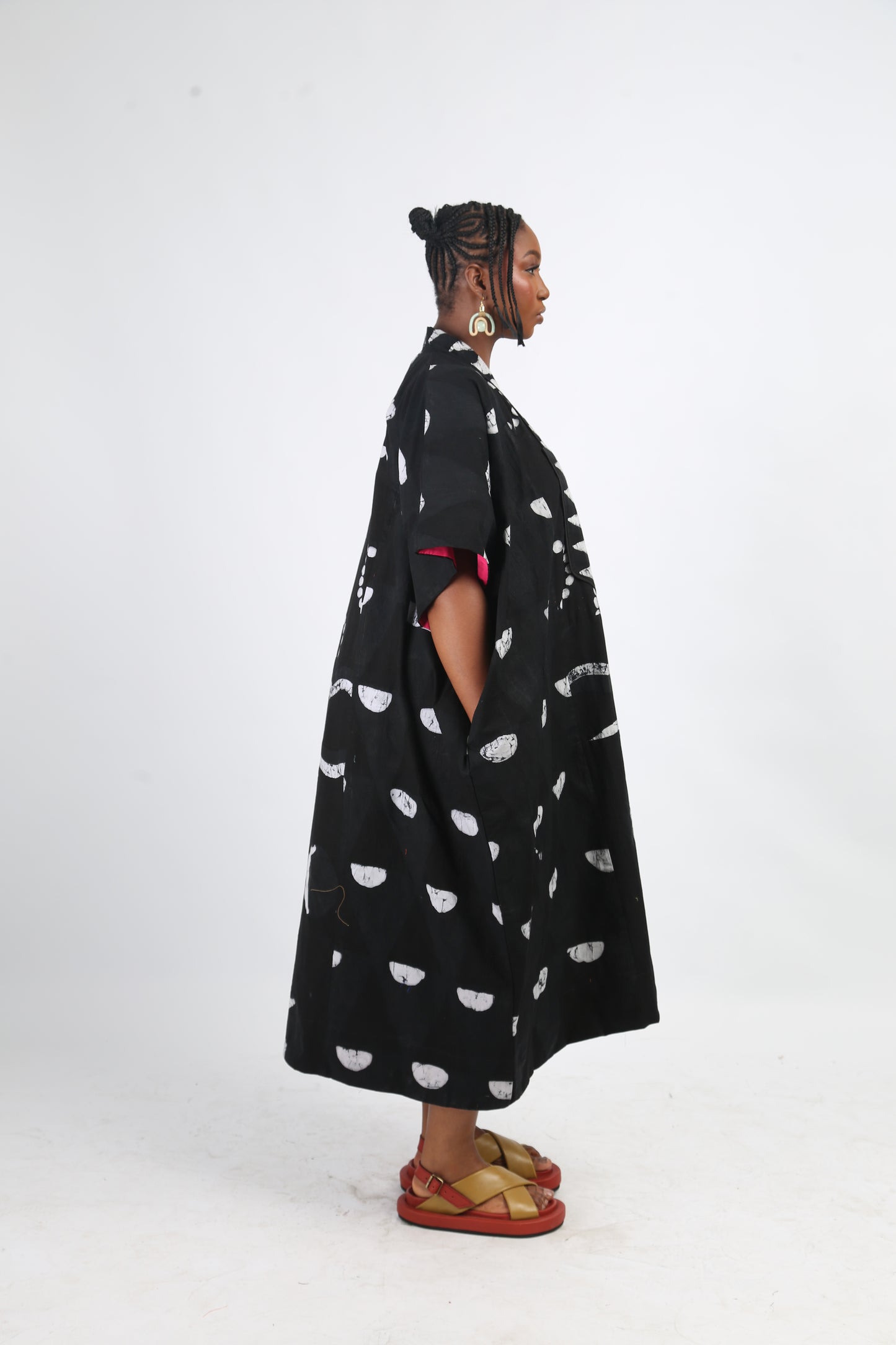 WHITE AND BLACK MULTIPRINT MIDI AGBADA WITH BLACK OUTLINE