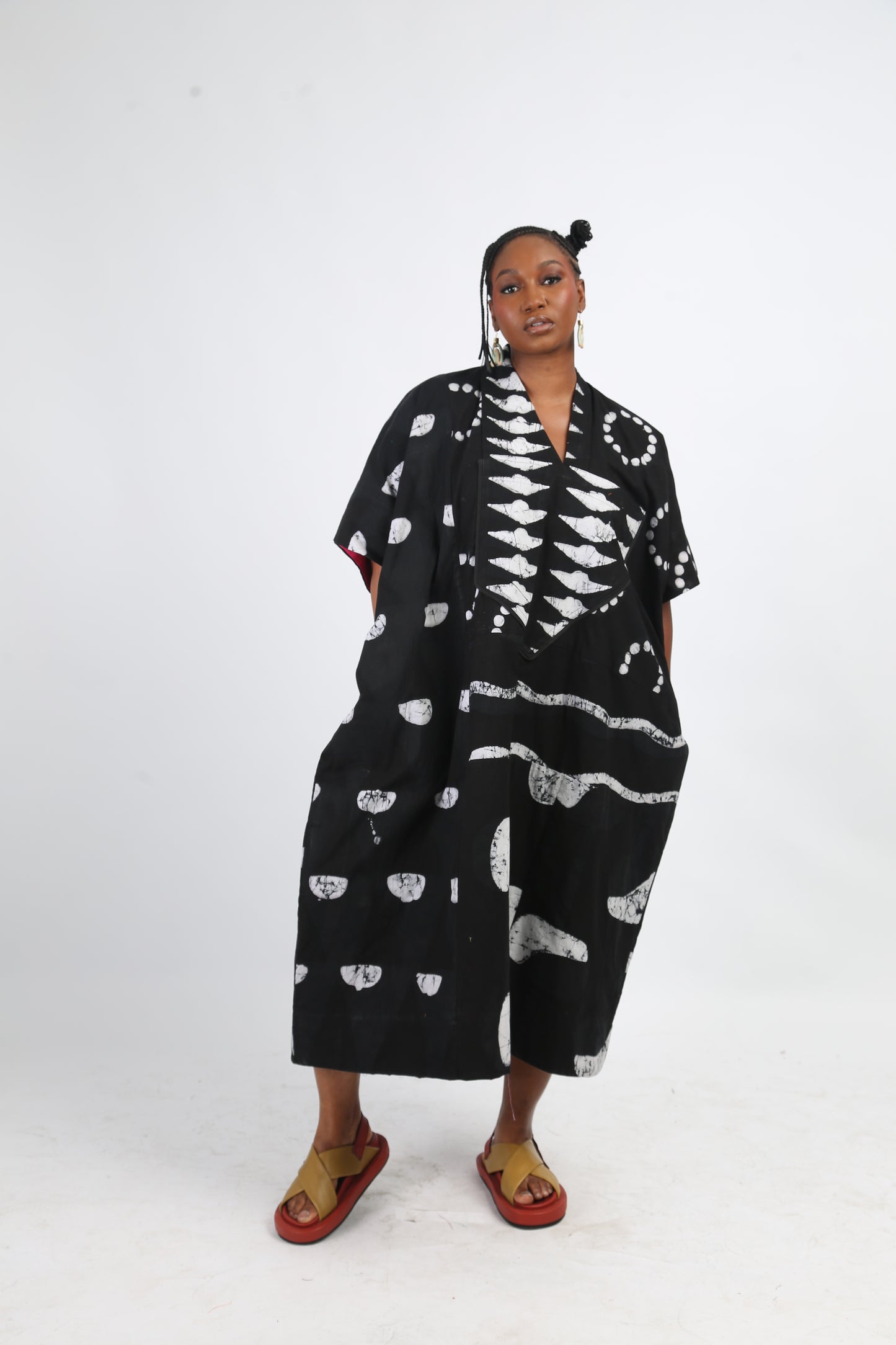 WHITE AND BLACK MULTIPRINT MIDI AGBADA WITH BLACK OUTLINE