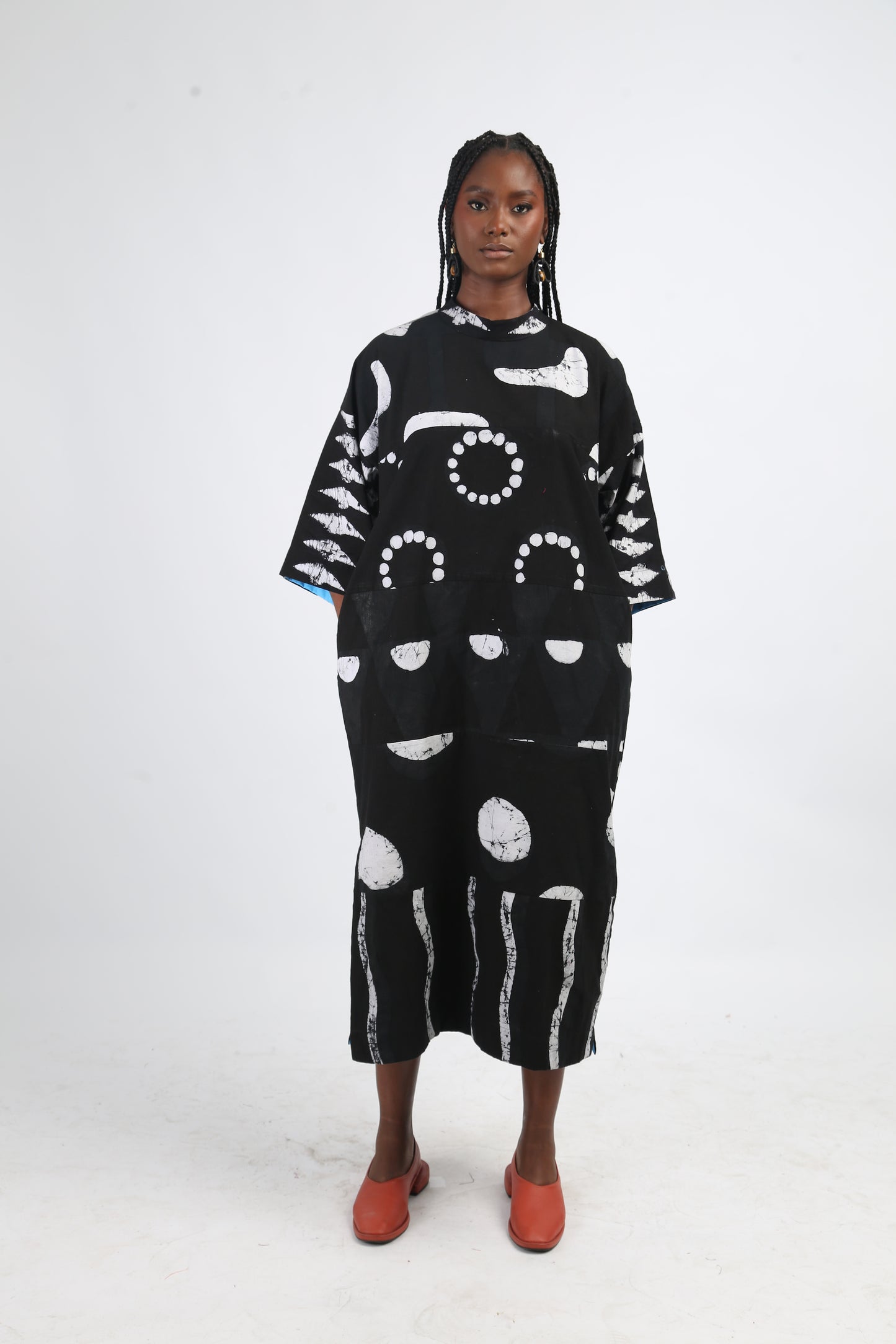 WHITE AND BLACK MULTIPRINT SHIFT DRESS