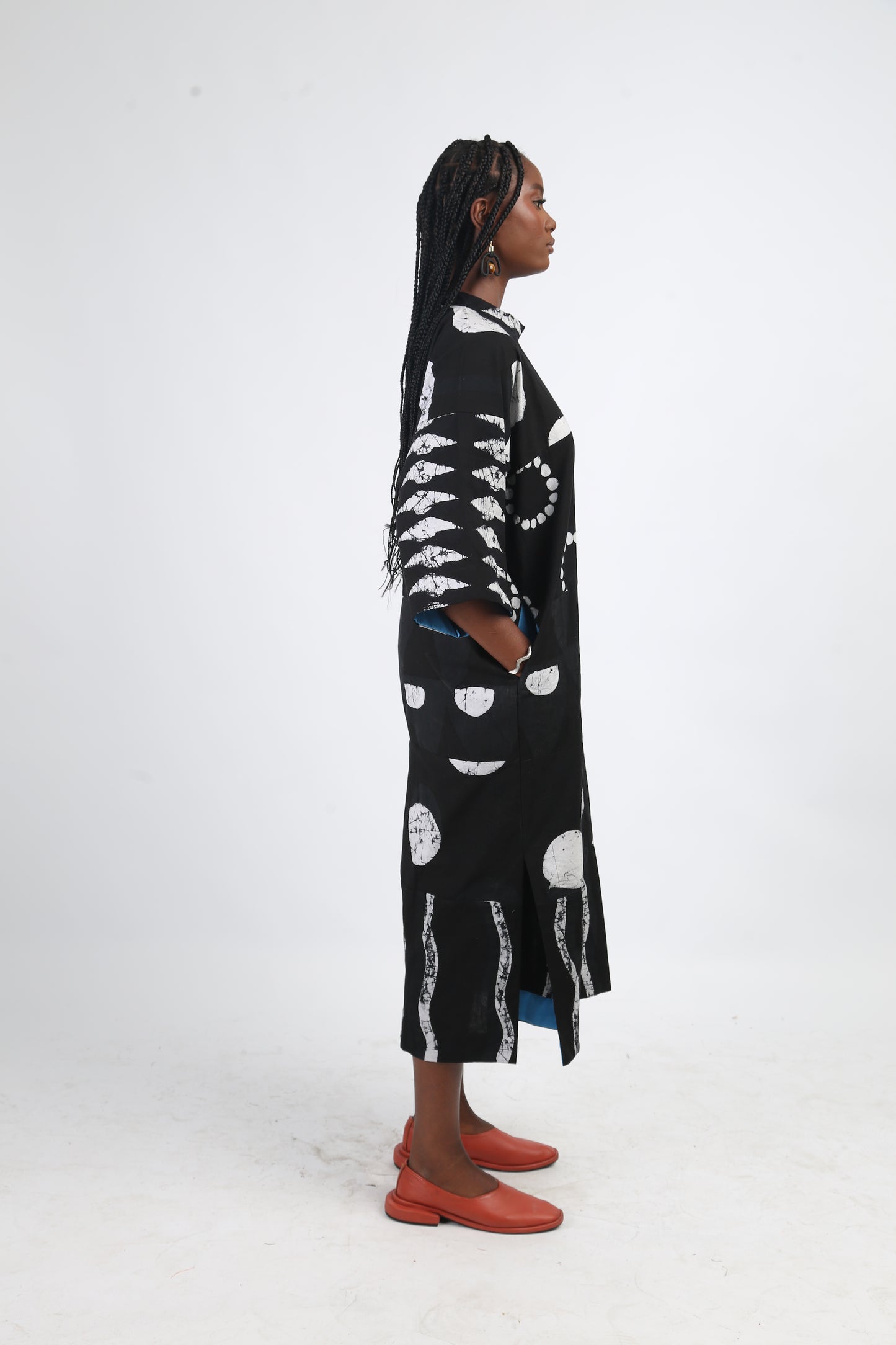 WHITE AND BLACK MULTIPRINT SHIFT DRESS