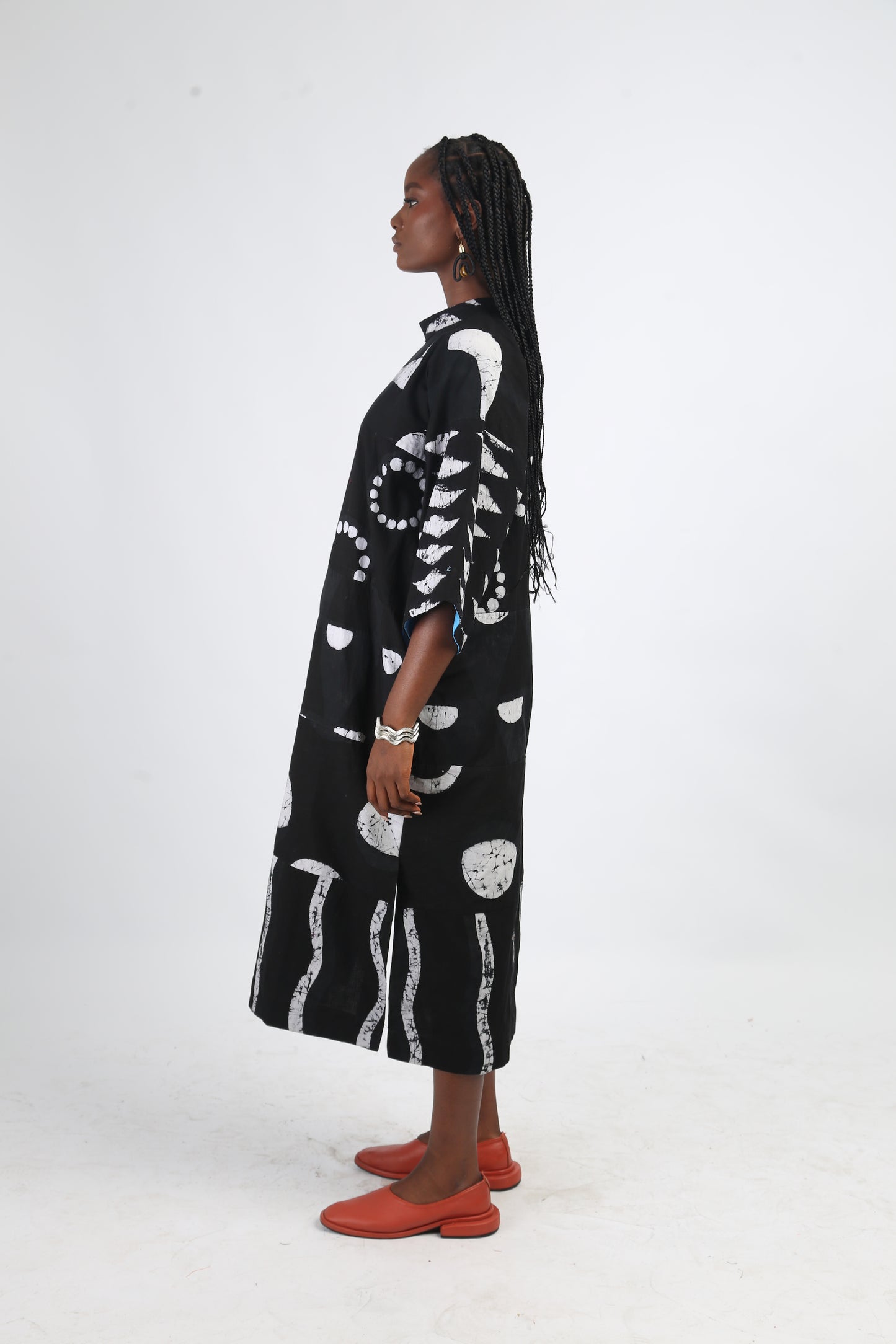 WHITE AND BLACK MULTIPRINT SHIFT DRESS