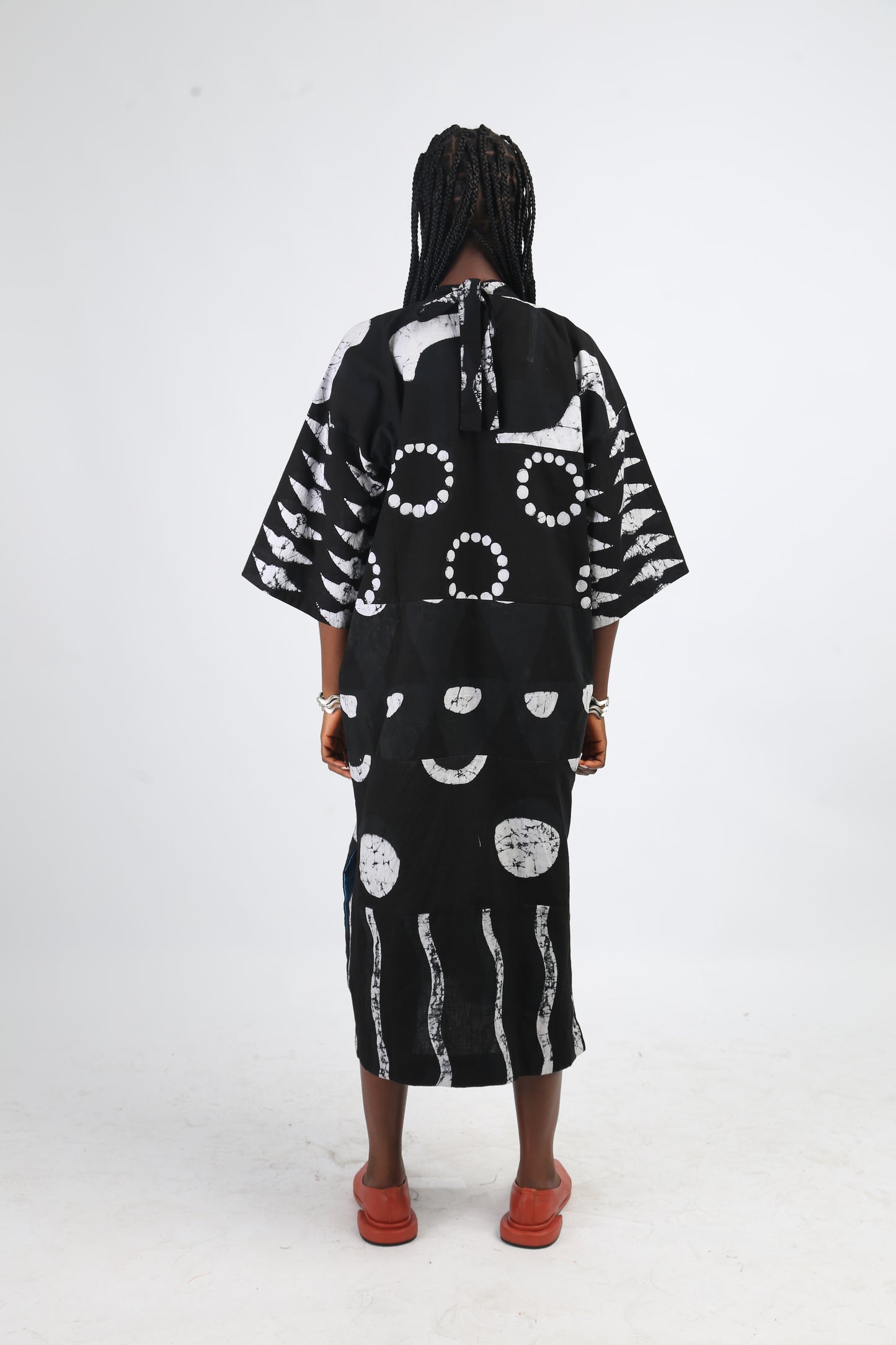 WHITE AND BLACK MULTIPRINT SHIFT DRESS