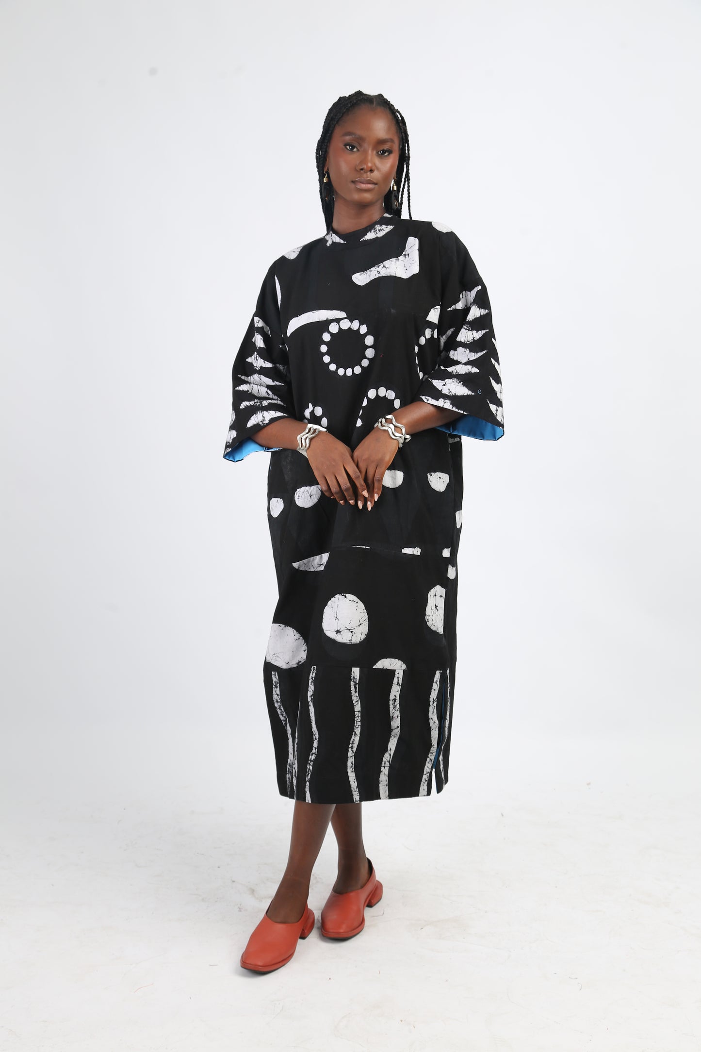 WHITE AND BLACK MULTIPRINT SHIFT DRESS