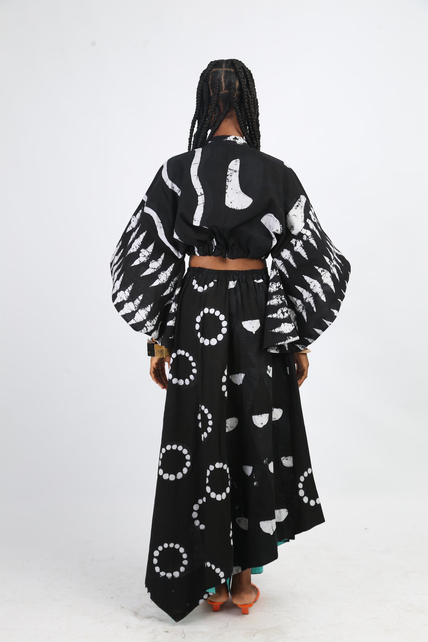 WHITE AND BLACK MULTIPRINT LONG IRO SKIRT