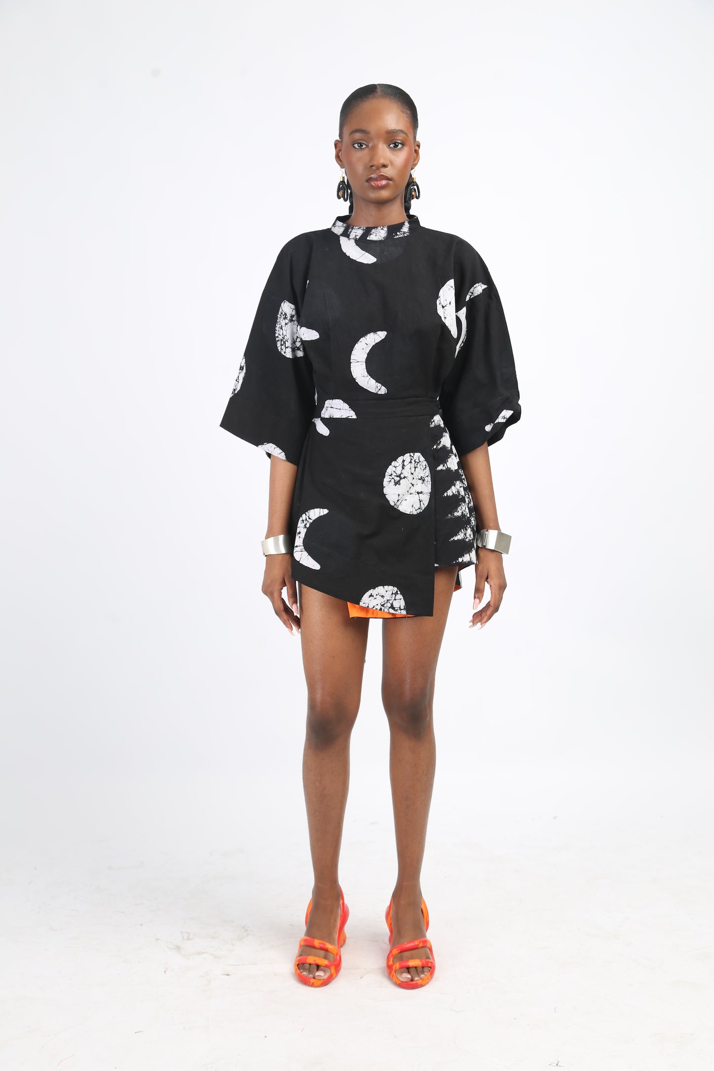 WHITE AND BLACK MULTIPRINT MINI IRO DRESS