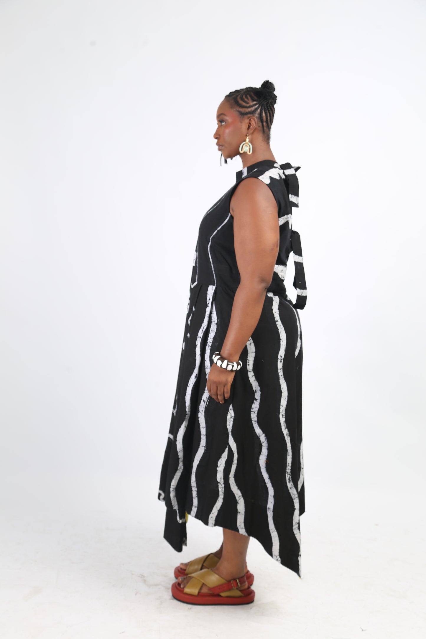 WHITE AND BLACK MULTIPRINT SLEEVELESS IRO DRESS
