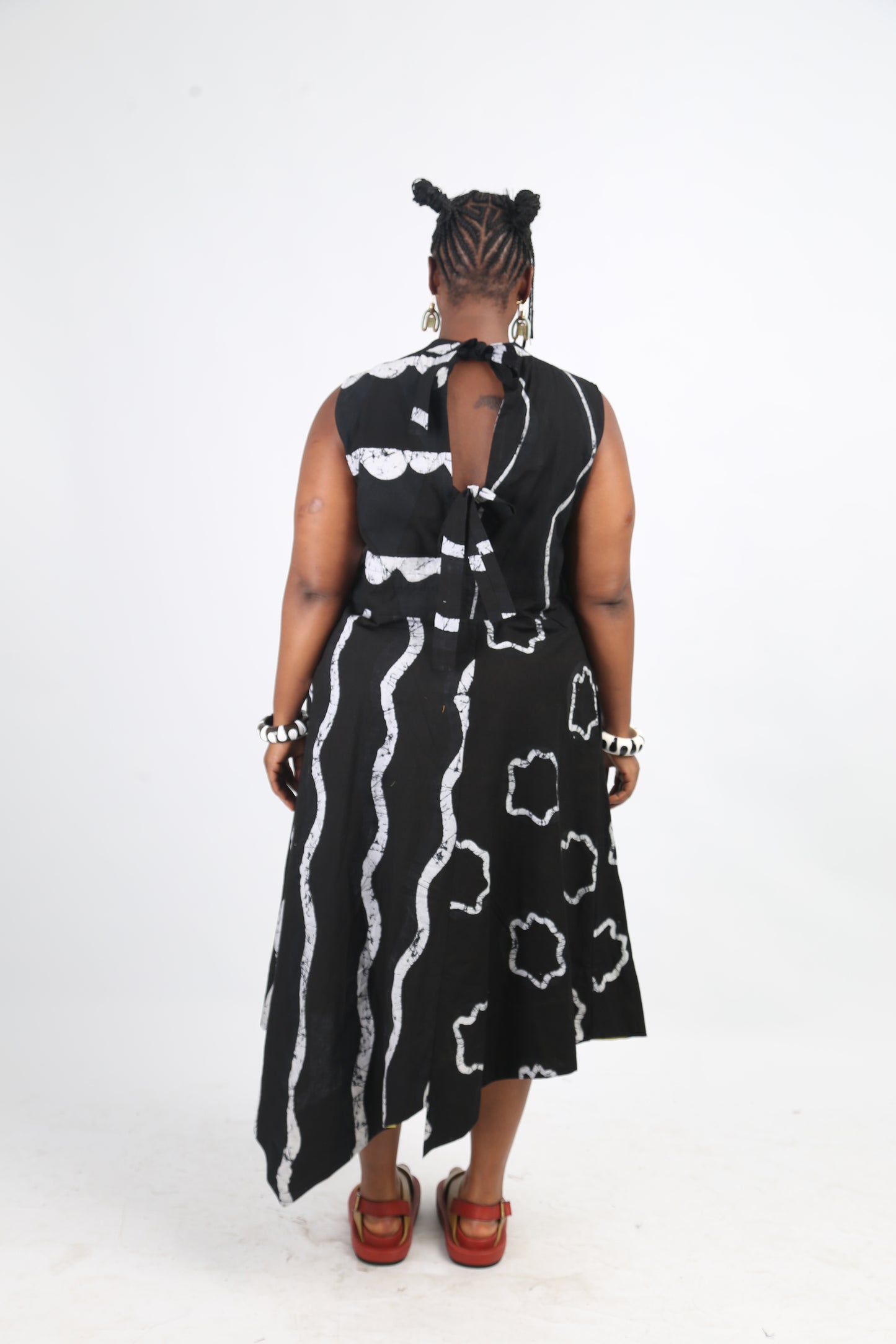 WHITE AND BLACK MULTIPRINT SLEEVELESS IRO DRESS
