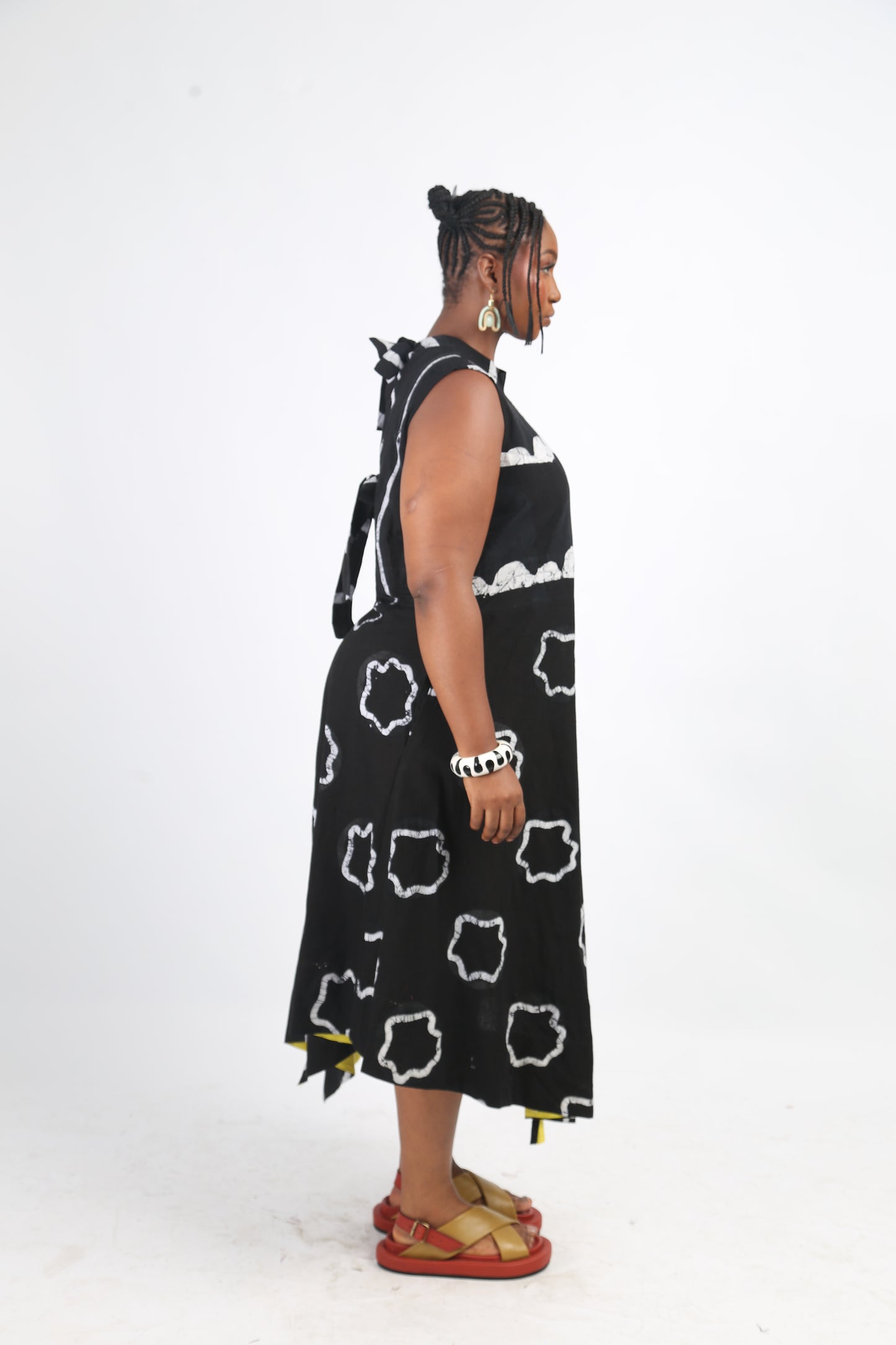 WHITE AND BLACK MULTIPRINT SLEEVELESS IRO DRESS