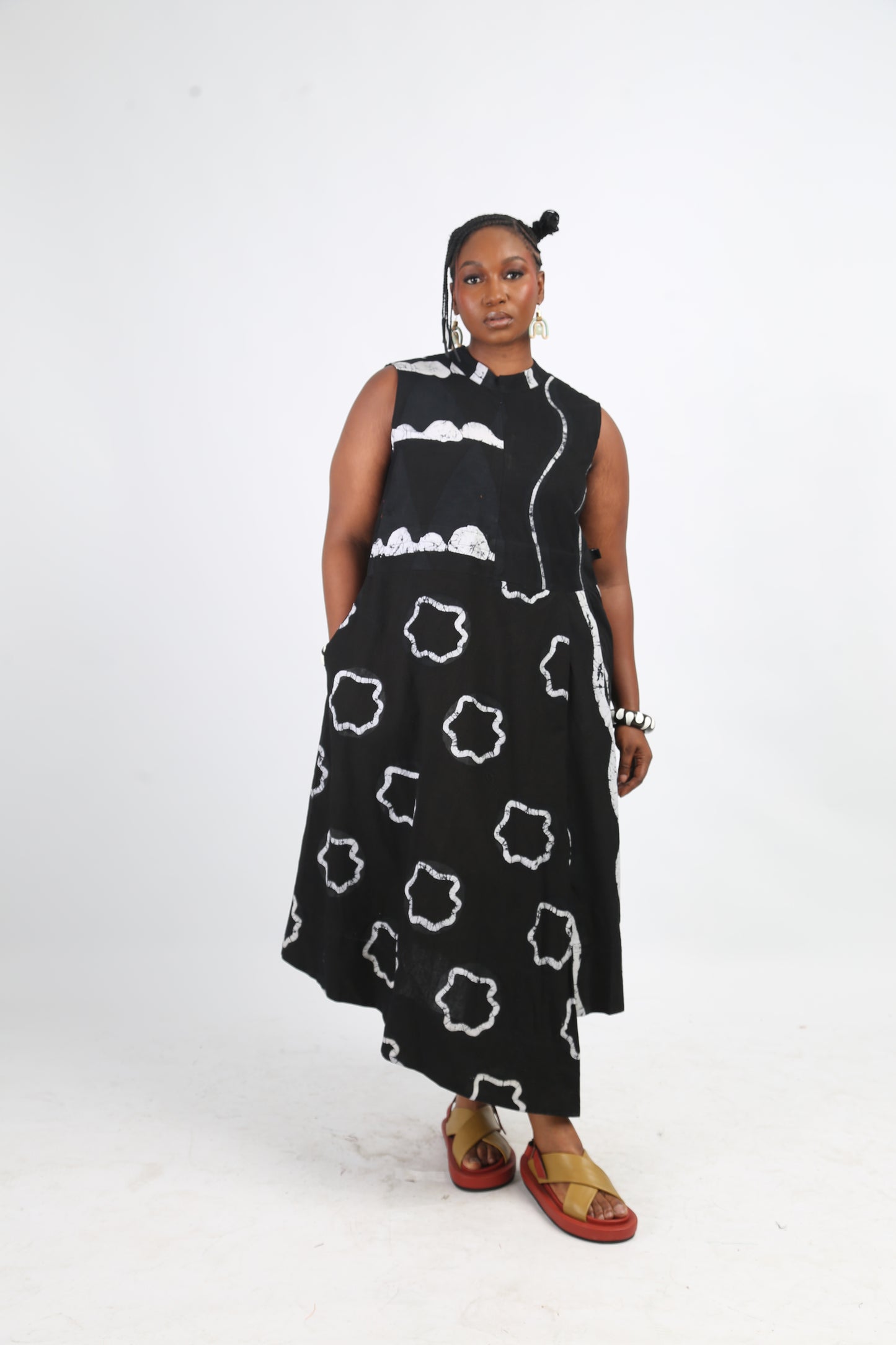 WHITE AND BLACK MULTIPRINT SLEEVELESS IRO DRESS