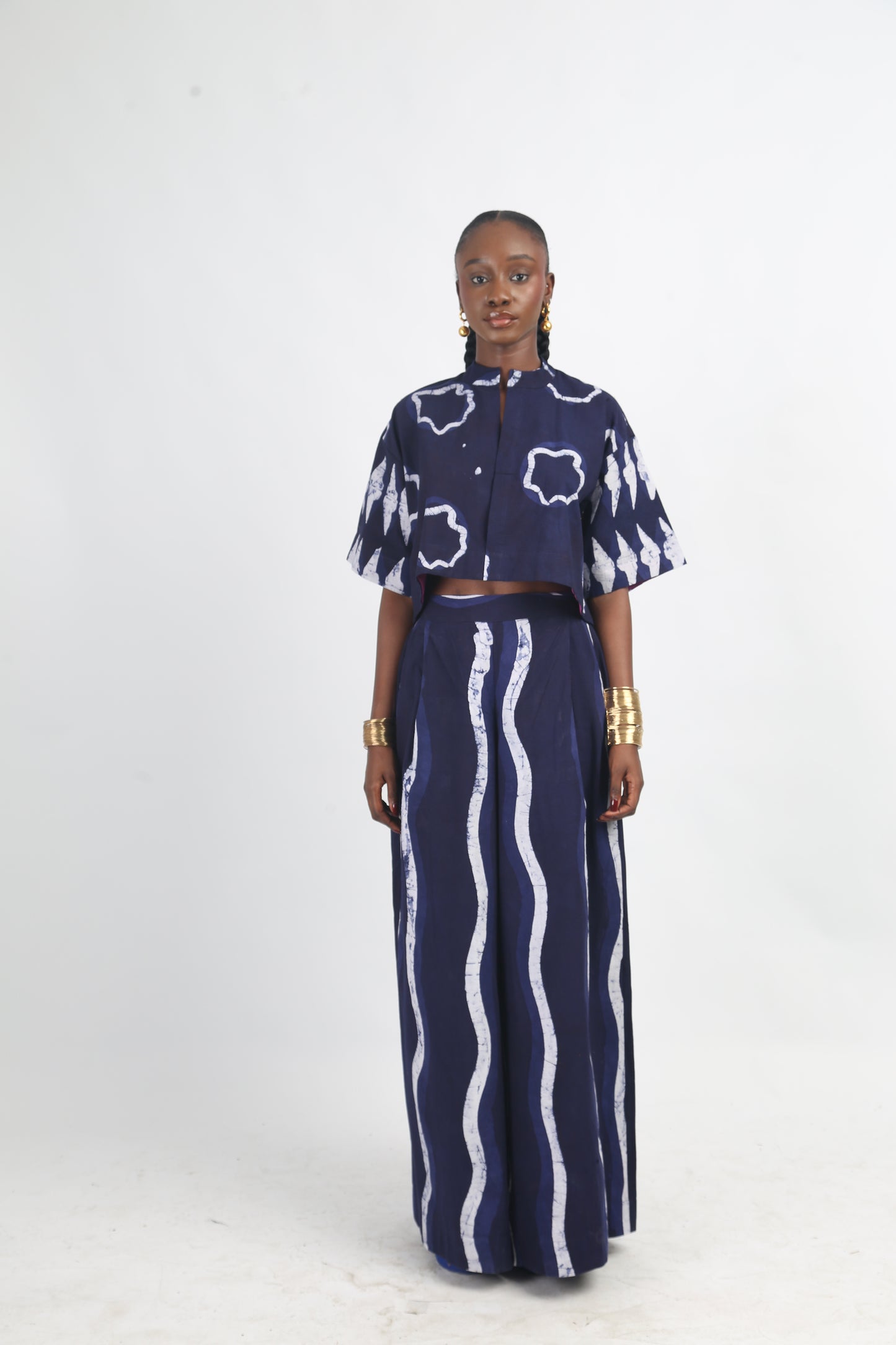 WHITE AND NAVY BLUE MULTIPRINT CROP SHIRT