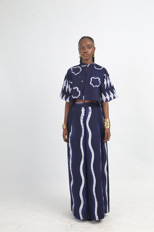 WHITE AND NAVY BLUE MULTIPRINT CROP SHIRT
