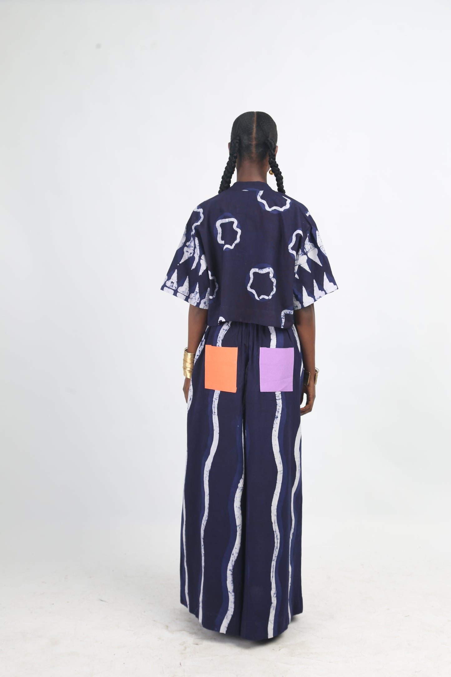 WHITE AND NAVY BLUE MULTIPRINT CROP SHIRT