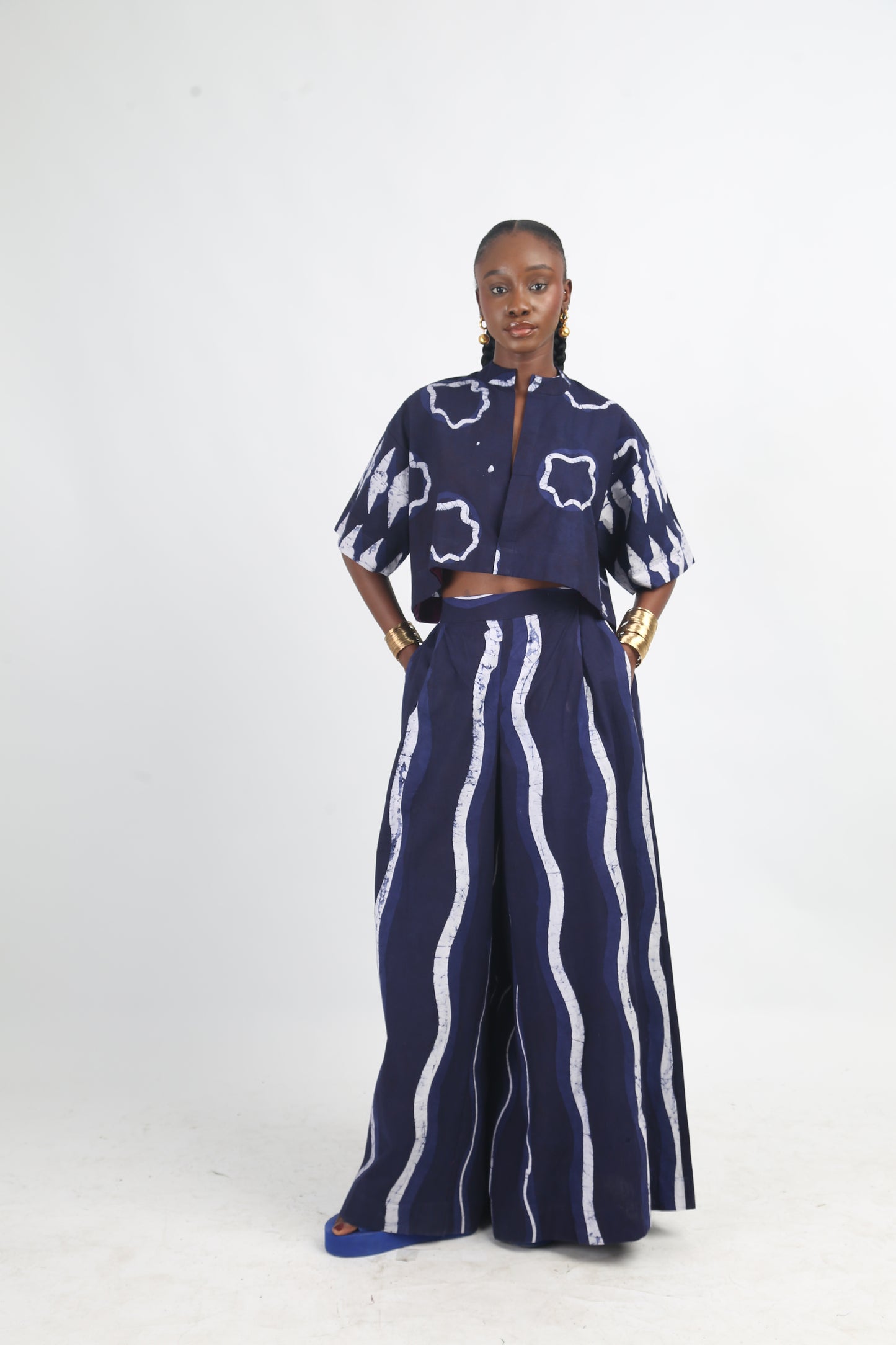 WHITE AND NAVY BLUE MULTIPRINT CROP SHIRT