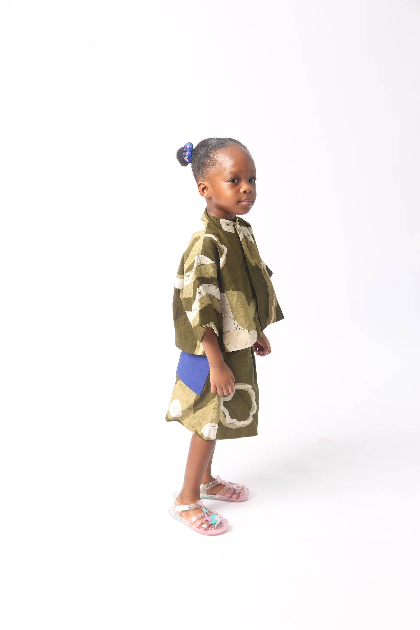 KIDS WHITE AND KHAKI MULTIPRINT SHORTS