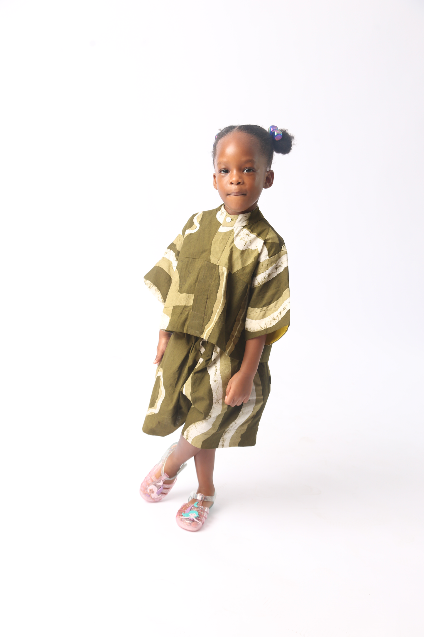 KIDS WHITE AND KHAKI MULTIPRINT SHORTS